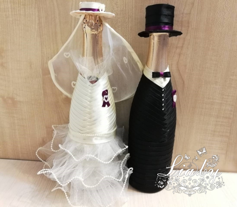 Бутылки шампанского на свадьбу в одежде и шляпах