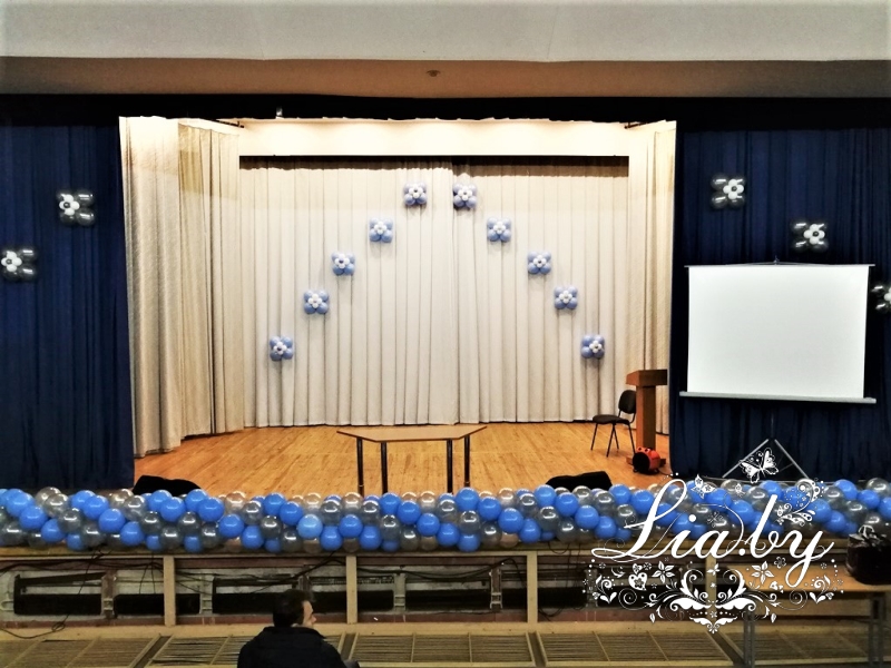 Украшение сцены актового зала академии на новый год шарами серебряного и голубого цвета