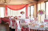 Украшение свадебного зала в бело-розовых и красных тонах