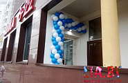  украшение входа в продуктовый магазин гирляндой из шаров на открытие голубого и белого цвета