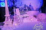 французская фотозона парижская аллея с лавкой, фонарем и макетом эйфелевой башни зимняя тематика