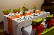 Оформление стола и стульев в зелено-оранжевой гамме 20$ (цена указана в комплексе на 6 чел.)