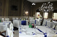 Украшение столов для гостей на свадьбу в синем цвете
