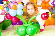 "ЗВЕРЯТА" детский праздник украшен фигурами зверей из шаров, также используется соответствующая тематическая атрибутика. Деткам даются шары для моделирования и схема как из них делать фигуры зверей - получается очень занимательный процесс творчества и игр
