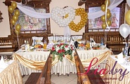 украшение свадебного банкета в бело-золотом с воздушными шарами
