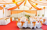 Комплексное оформление свадебного банкета в шатре в бело-оранжевых тонах