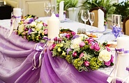Цветочная композиция для украшения стола молодых в фиолетовых тонах. Украшение стола молодых