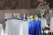 Украшение стола молодых на свадьбу в синем цвете