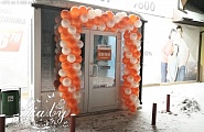 Украшение открытия магазина гирляндой из шаров