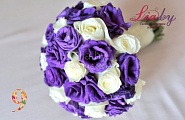 Бело-фиолетовый букет из белой розы и фиолетовой эустомы №9