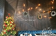 Дизайнерская ель и новогодние венки с ретро-гирляндой в украшении интерьера бара на Зыбицкой