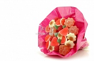 Букетик из конфет в красной или розовой обертке - идеальный подарок представительнице прекрасного пола.