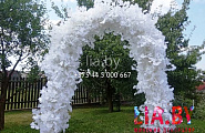 Белая арка на улице для свадьбы