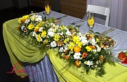 Живые цветы на столе молодых желтого цвета