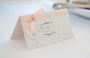 Пригласительный на свадьбу, белая открытка с розовым бантом