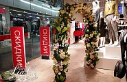 оформление магазинов цветами - арка из цветов