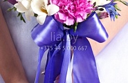 Легкий букет с синей лентой состоящий из тюльпанов, роз, фрезии, гвоздики, горечавки №16