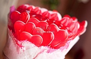Букет из красных сердечек (конфеты из "желатинок" в красочном кульке)