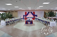 Украшение зала на свадьбу в столовой в сине-красно-белом цвете