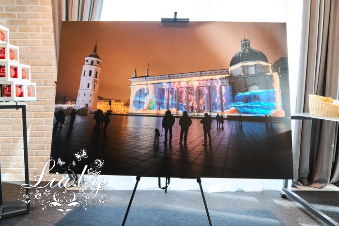 Marriott отель: выставка Литовской туриндустрии: галерея картин и мольберты — фото 4