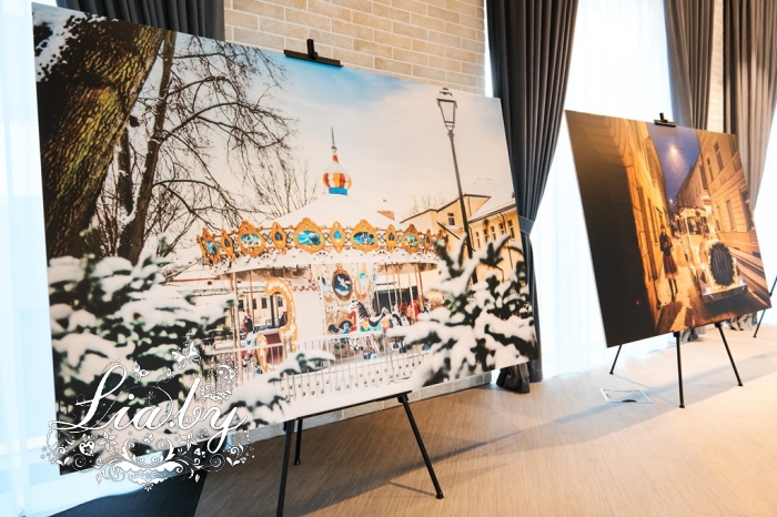 Marriott отель: выставка Литовской туриндустрии: галерея картин и мольберты — фото 5
