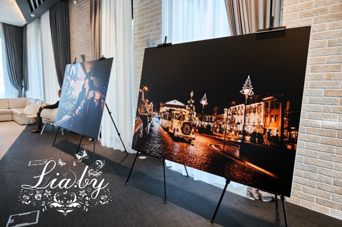 Marriott отель: выставка Литовской туриндустрии: галерея картин и мольберты — фото 9