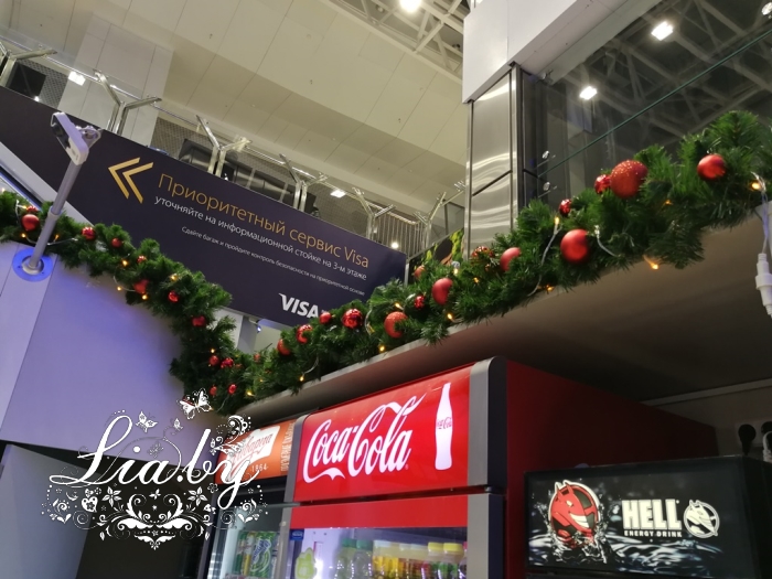 Новогоднее украшение магазина в холле аэропорта у элеватора — фото 4