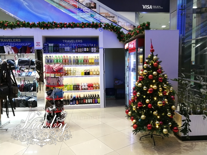 Новогоднее украшение магазина в холле аэропорта у элеватора — фото 1
