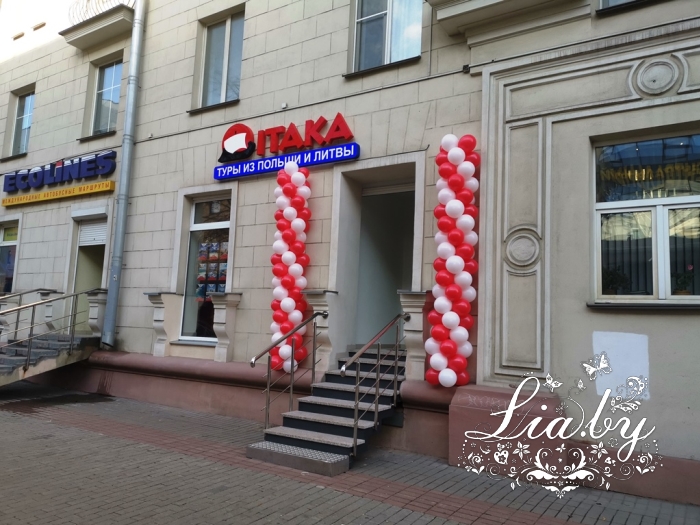 Шаровое украшение магазинов и офисов осенью 2019 — фото 22