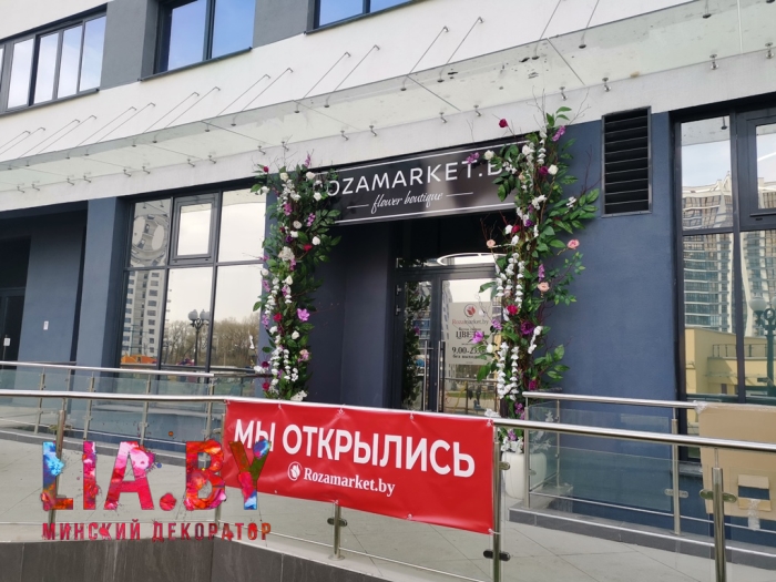 Цветочное обрамление входа в магазин — фото 5