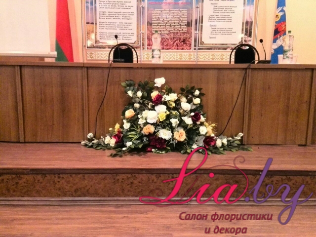 Цветочная композиция для украшения президиума медицинского форума (Инфекционная больница, Минск) — фото 2