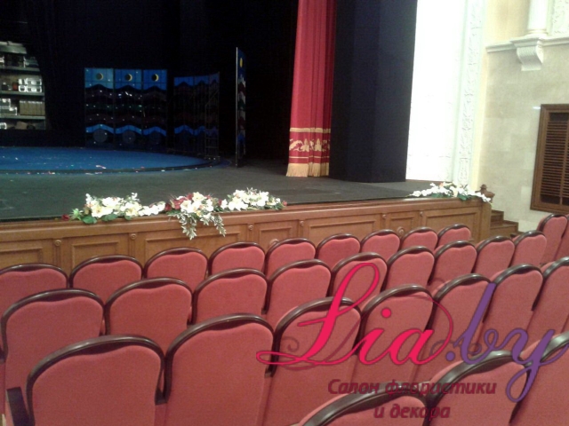 Цветочное оформление сцены Театра юного зрителя (Минск) — фото 2