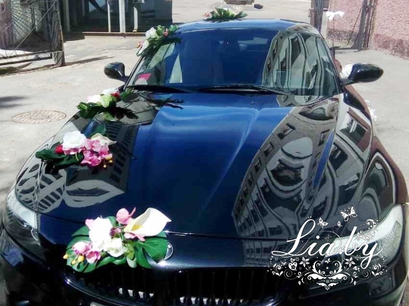 Украшение авто на свадьбу букетами на присосках — фото 1