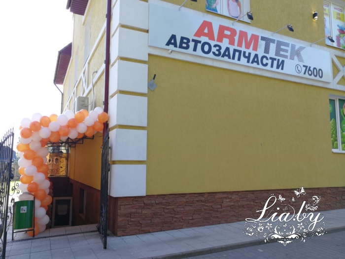 Украшение шарами входной группы нового магазина в Щучине — фото 1