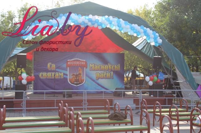 Украшение сцены шарами в городском парке — фото 1