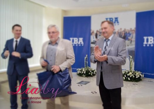 Живой логотип IBA  и композиции из цветов на открытие нового офиса — фото 9