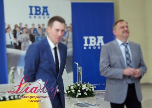 Живой логотип IBA  и композиции из цветов на открытие нового офиса — фото 10