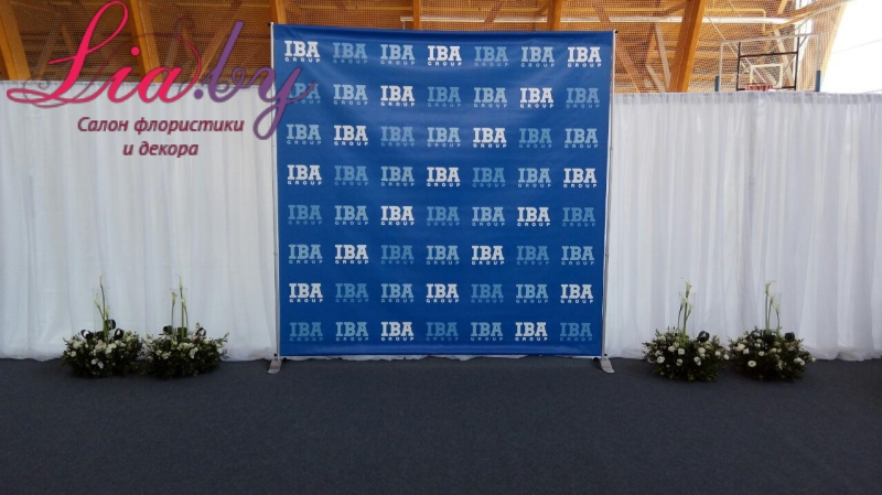 Живой логотип IBA  и композиции из цветов на открытие нового офиса — фото 1
