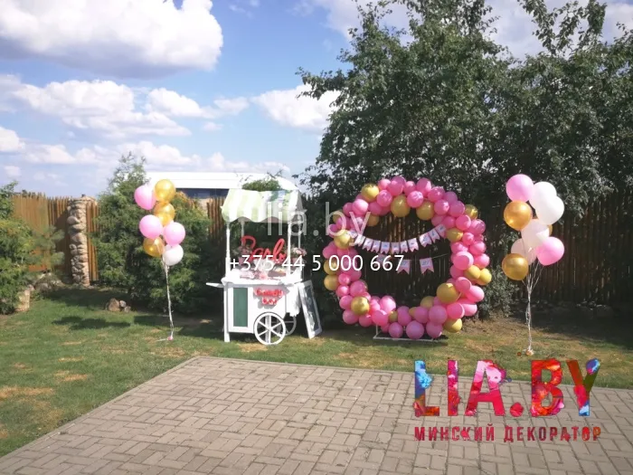 Украшение банкета и фотозоны во дворе усадьбы Дубки на крестины девочки (оформление в розовом цвете, кэнди бар)