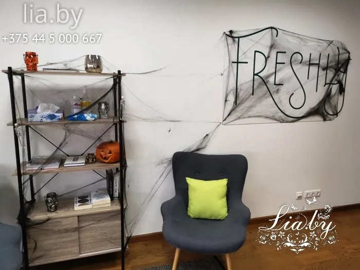 украшение офиса freshly к празднованию halloween, паутина, пауки, тыква, шляпа ведьмы, скелеты