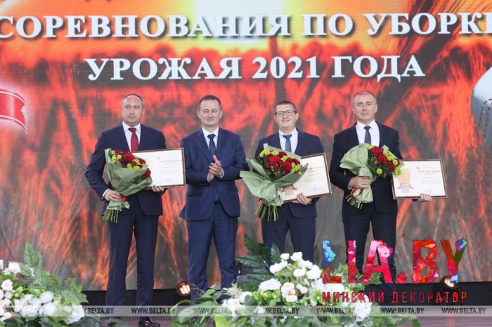 Высокая цветочная композиция для украшения сцены