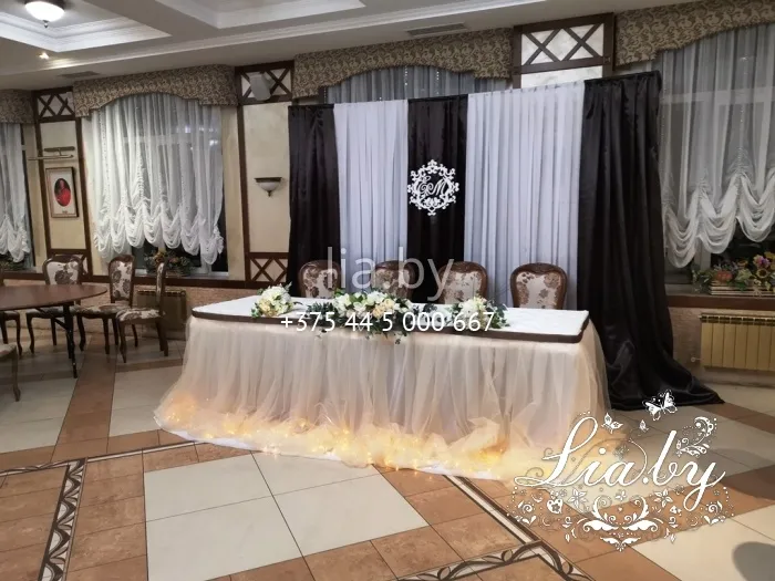 стол президиум в белом и шоколадном цвете с прямоугольной ширмой