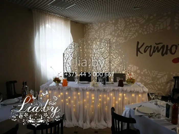 Стол-президиум на свадьбу в осеннем стиле и резной ширмой