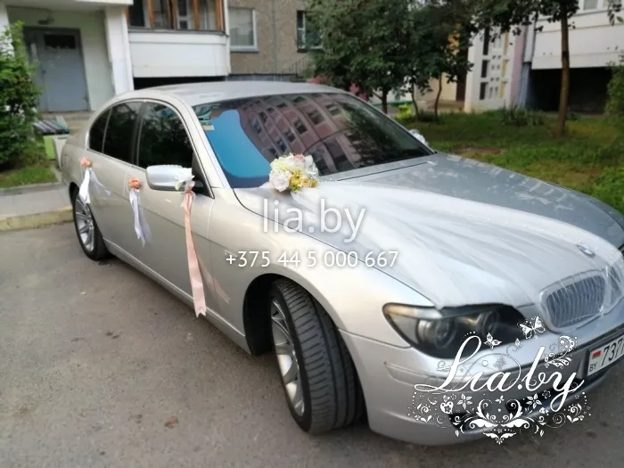 Украшение капота и ручек серебристой машины на свадьбу