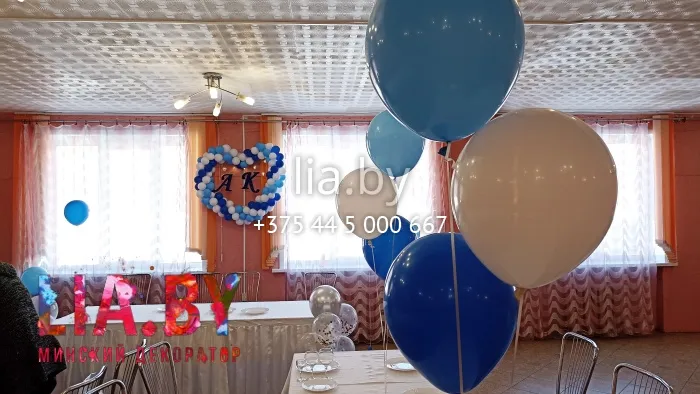 Оформление помещения ко свадьбе шарами и белыми скатертями.