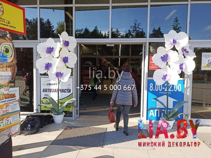 Цветочная круглая фотозона и большие орхидеи на вход ко Дню Матери