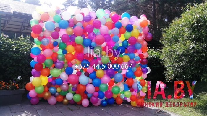 Стена из разноцветных и разноразмерных шаров в Фестивальном