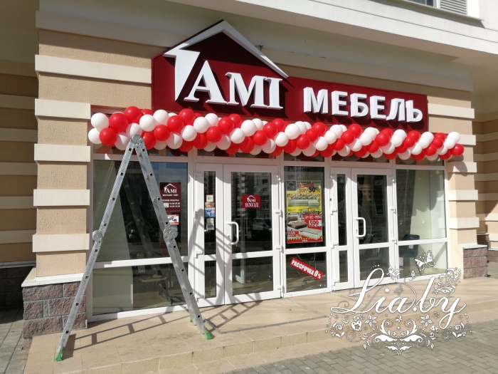 Украшение шарами вывески магазина на открытие Ami