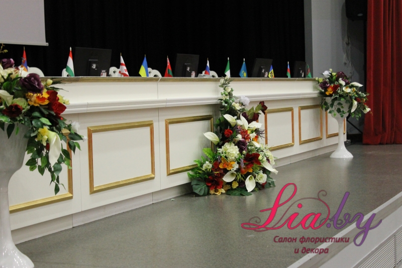 Цветочное оформление трибуны в Президент-отеле (Минск)