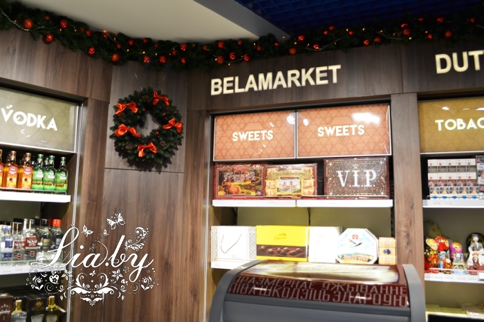 Оформление магазина к рождеству и новому году в интернациональной зоне Аэропорта Минск-2
